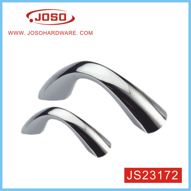 Яркая хромированная ручка для ящика комода в спальне