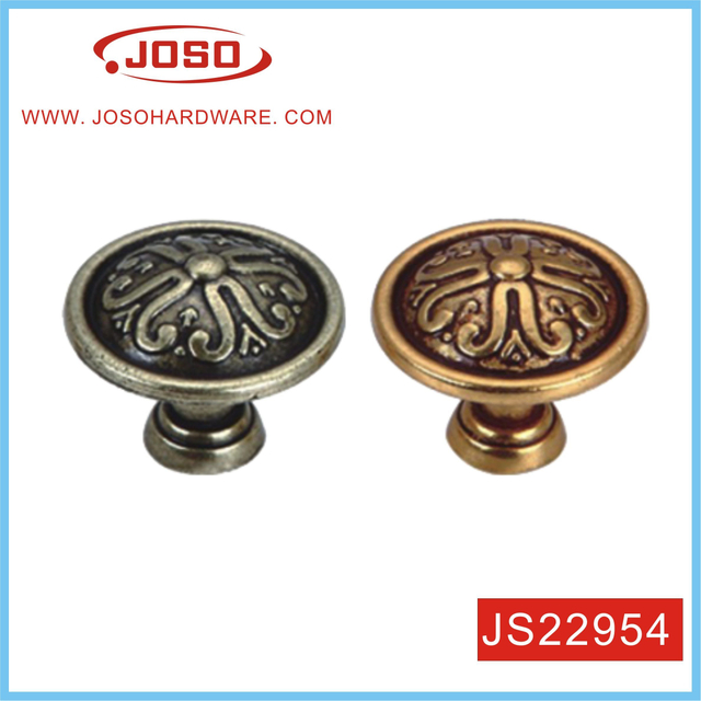 Классическая дверная ручка кухонного шкафа в доме