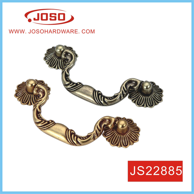 Классическая ручка прикроватной тумбочки в спальне