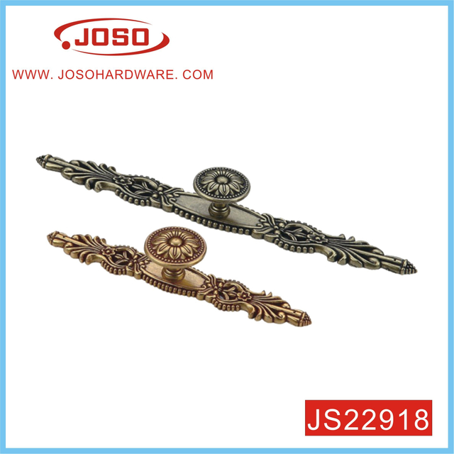 Классическая ручка для кухонной двери в доме